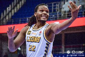 kaiyun-突然发力！卡尔顿半场10中7独得17分6板 此前3场场均5.7分